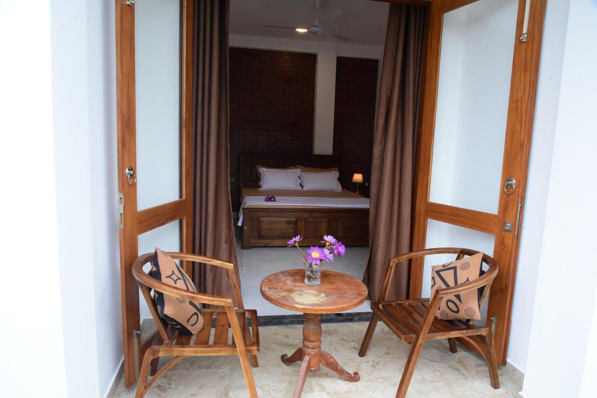 Ocean Ripples Hotel Hikkaduwa Kültér fotó